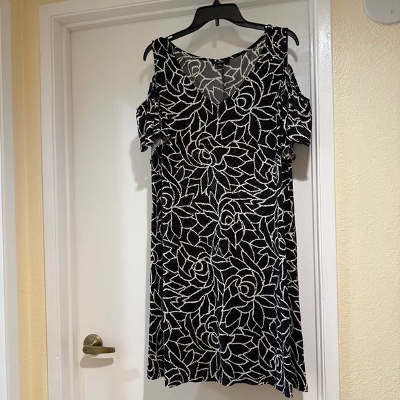 Woman’s  Black  and White Floral dress with sequins - Picture 1 of 15